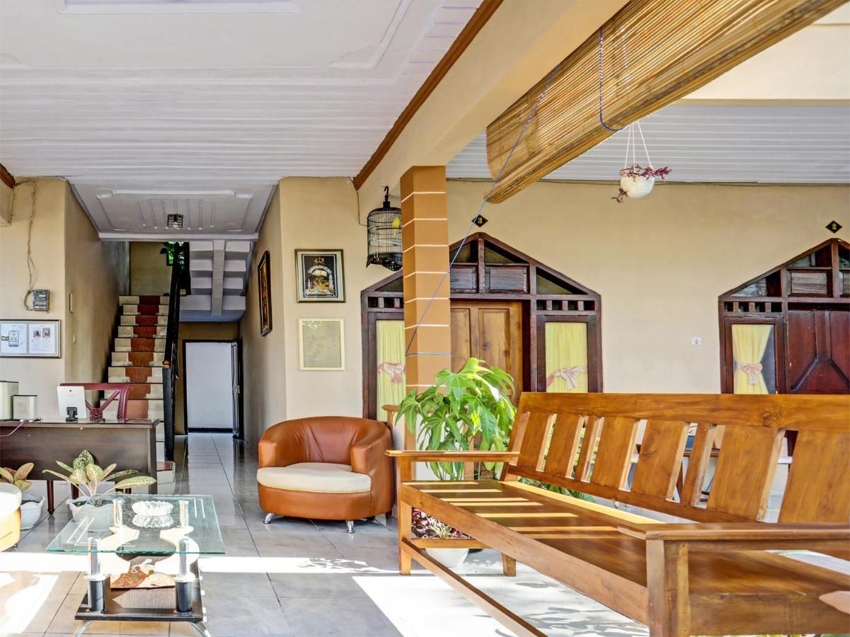 Oyo 91261 Cita Suraya Homestay バニュワンギ エクステリア 写真