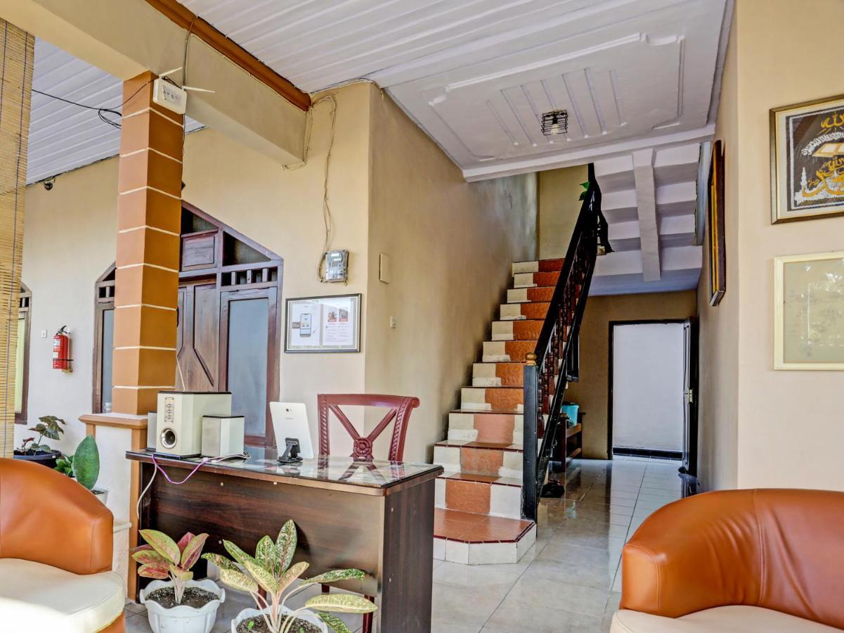 Oyo 91261 Cita Suraya Homestay バニュワンギ エクステリア 写真