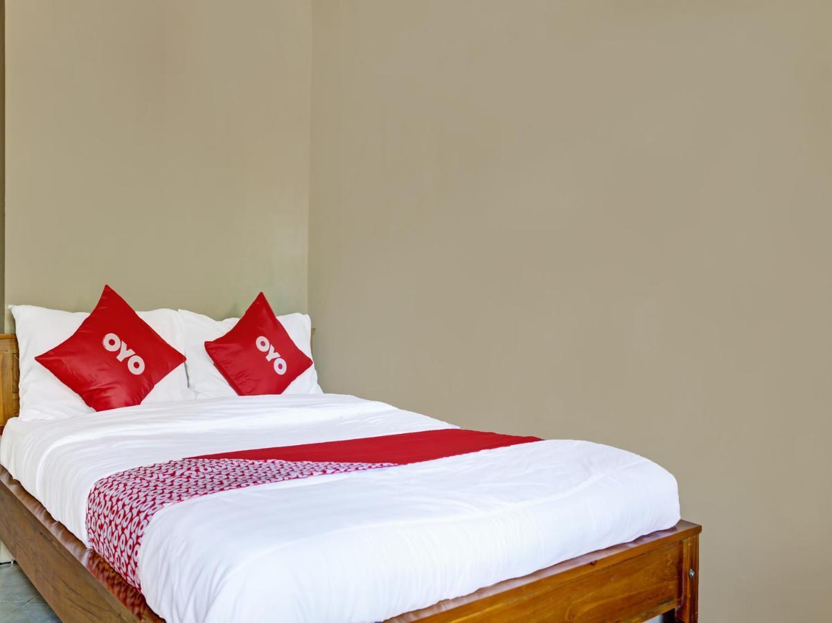 Oyo 91261 Cita Suraya Homestay バニュワンギ エクステリア 写真