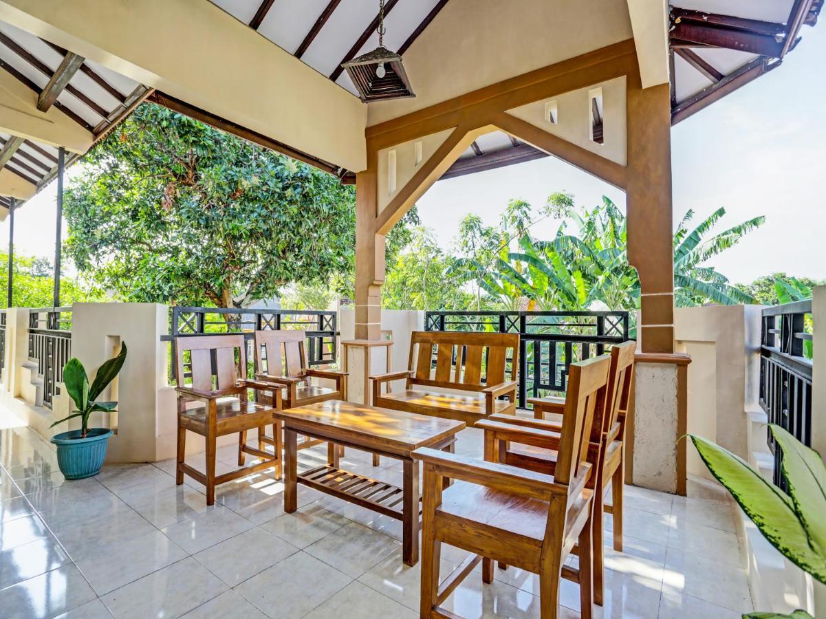 Oyo 91261 Cita Suraya Homestay バニュワンギ エクステリア 写真
