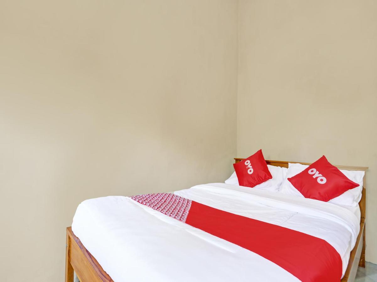 Oyo 91261 Cita Suraya Homestay バニュワンギ エクステリア 写真